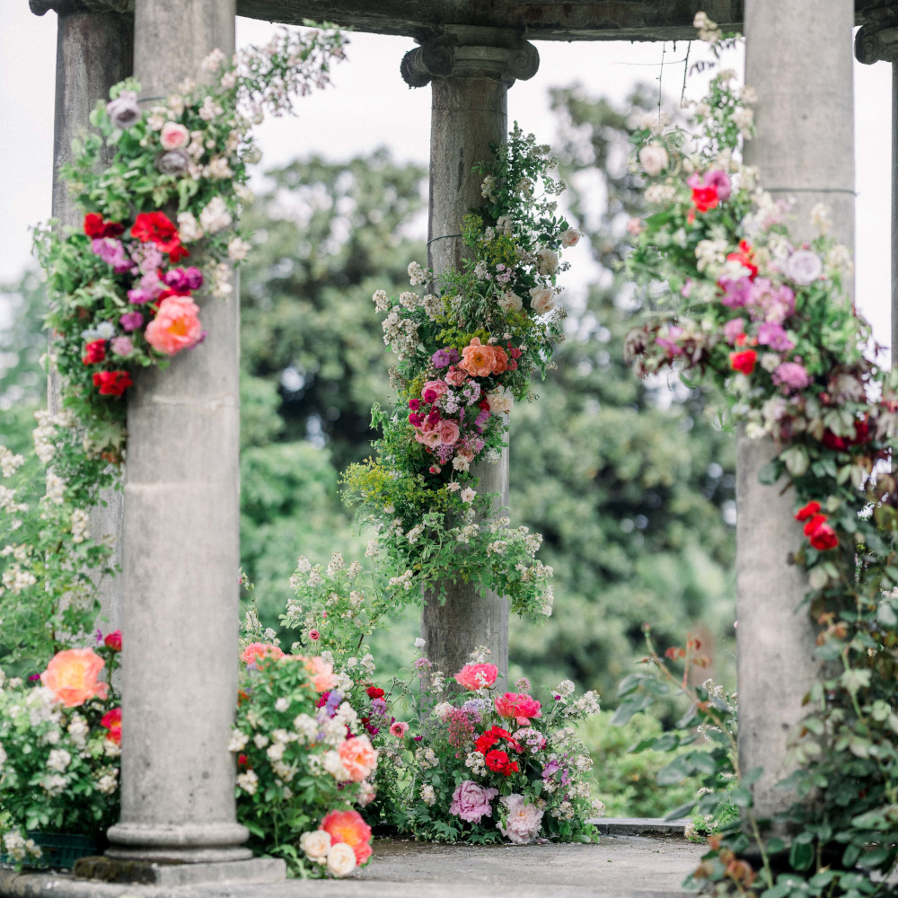 Allestimento floreale con peonie, rose giardino, scabiosa