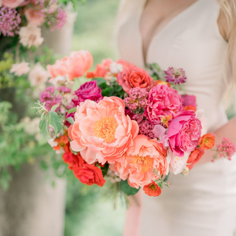 Bouquet con peonie, rose giardino, scabiosa