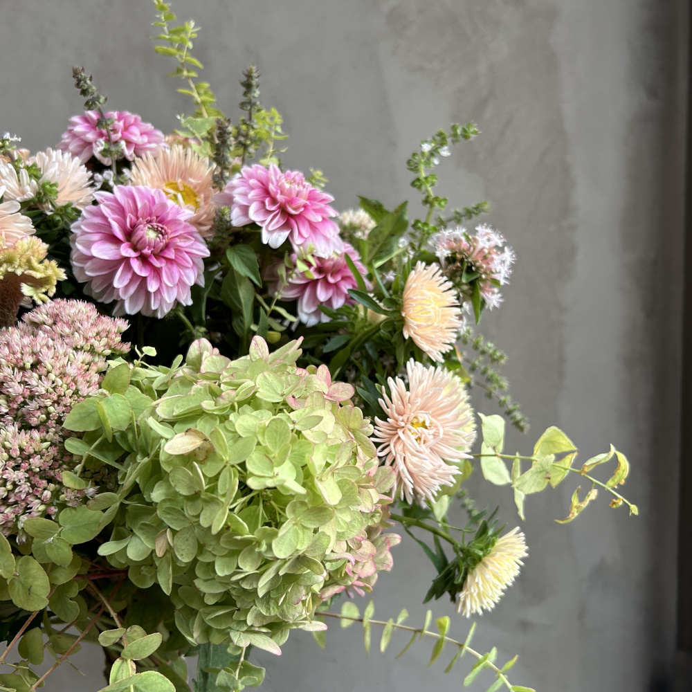 Bouquet di fiori autunnali con aster, ortensie e sedum