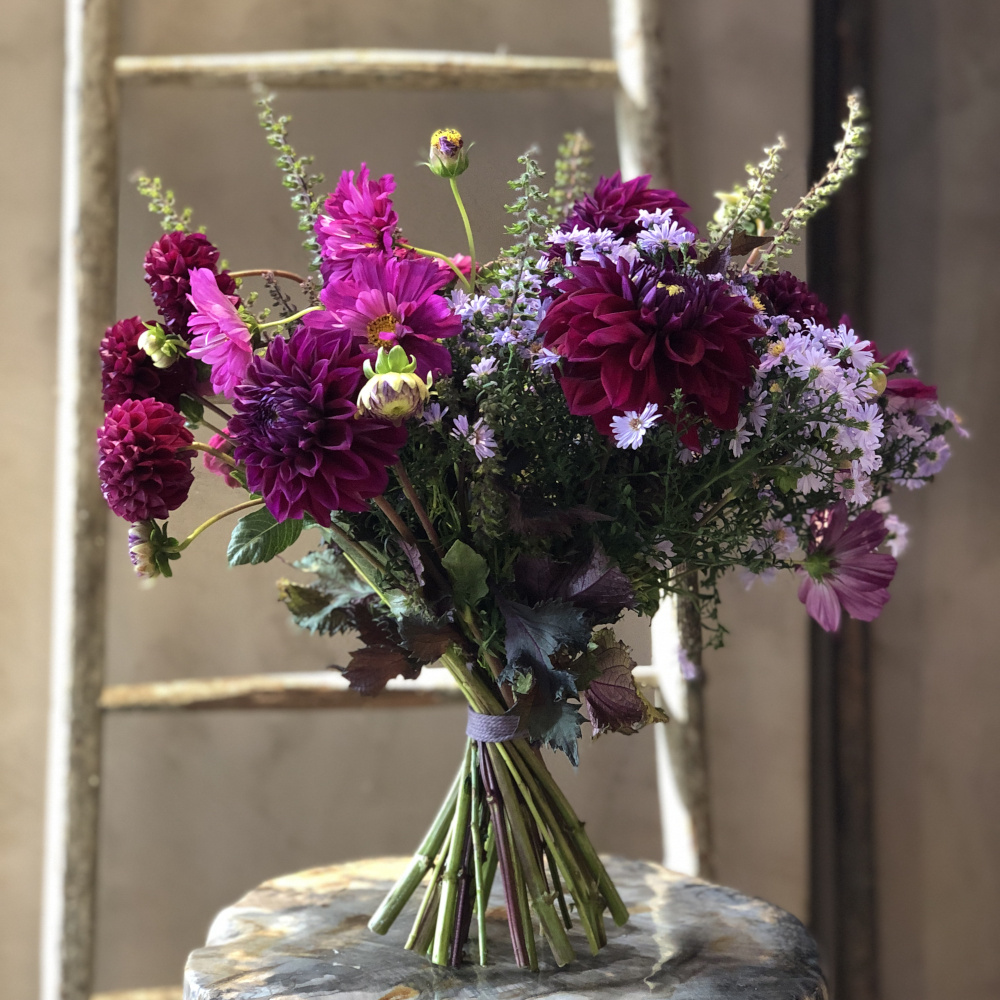 Bouquet di fiori autunnali con aster, salvia e dahlie