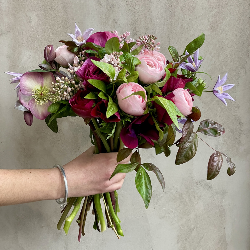 Bouquet medio di fiori misti di primavera_toni chiari